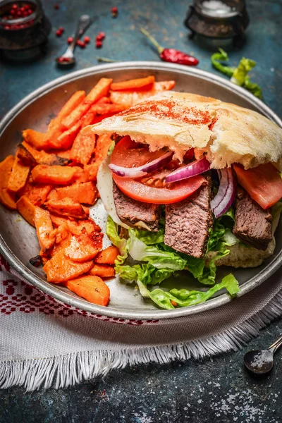 Sandwich con carne asada — Foto de Stock