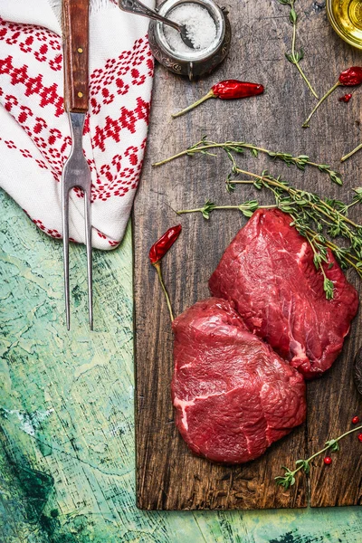 Steaks mit rohem Fleisch — Stockfoto