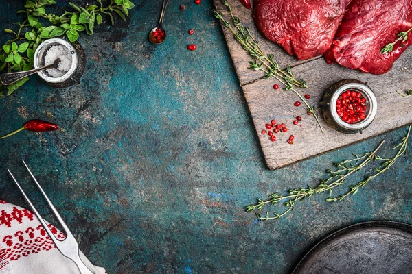 Raw meat steaks — Stock Photo, Image