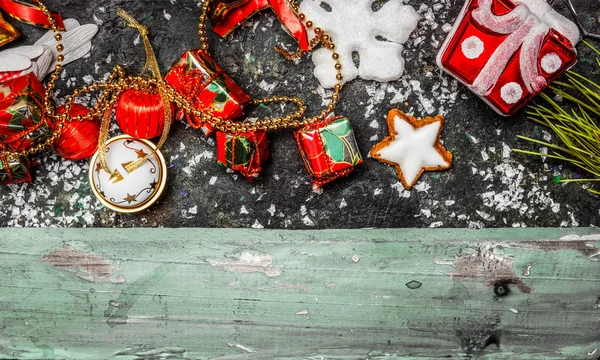 Fronteira de Natal com decorações de feriado vermelho — Fotografia de Stock