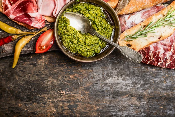 Pesto verde y plato de carne — Foto de Stock