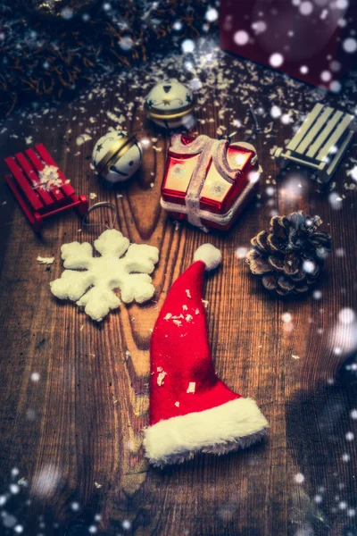 Noel Baba şapkası ve Noel dekorasyon — Stok fotoğraf