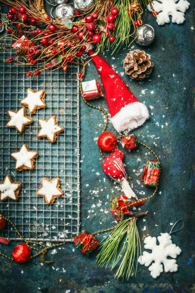 Biscoitos de Natal e decoração de inverno — Fotografia de Stock