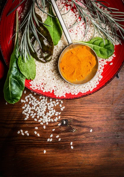 쌀과 신선한 양념으로 카레 가루 — 스톡 사진