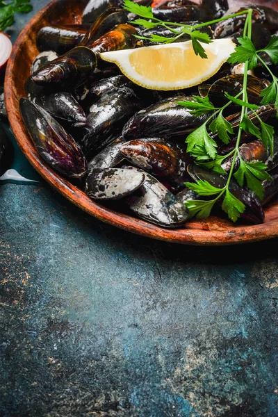 Mejillones frescos con ingredientes para cocinar —  Fotos de Stock