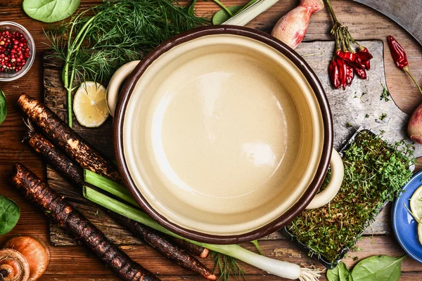 Légumes autour de la casserole vide — Photo