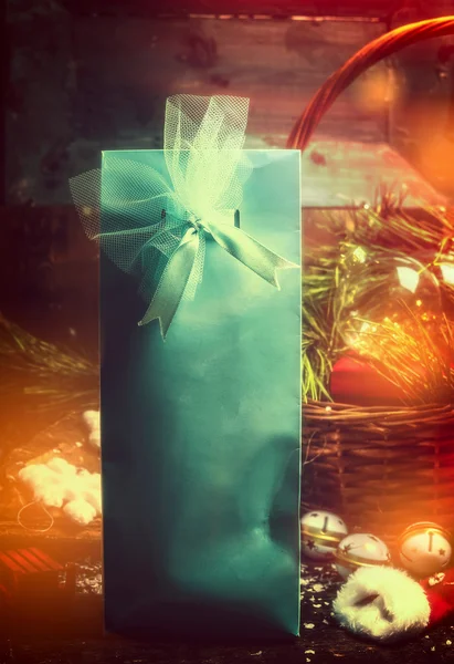 Mavi kutu içinde şenlikli hediye — Stok fotoğraf