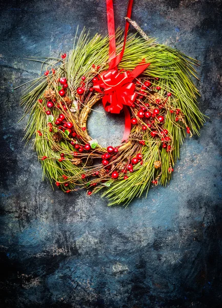 De kroon van Kerstmis met rode decoratie — Stockfoto