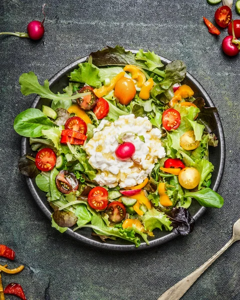 Ensalada deliciosa con requesón y tomates — Foto de Stock