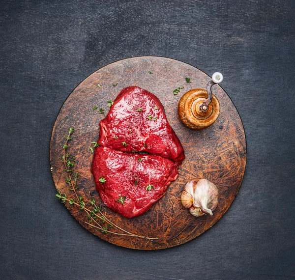 Steak mit frischem Fleisch — Stockfoto