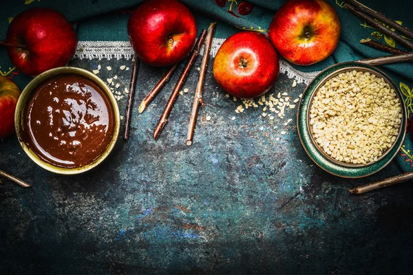 Manzanas, palitos y chocolate líquido caliente — Foto de Stock