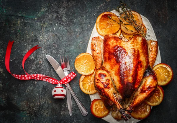 Pečené celé Turecko nebo kuře v plechu — Stock fotografie