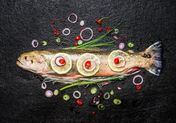 新鮮な魚のおいしいみじん切りレモン — ストック写真