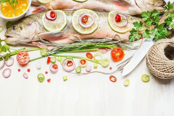 Verse vis met het koken van ingrediënten — Stockfoto
