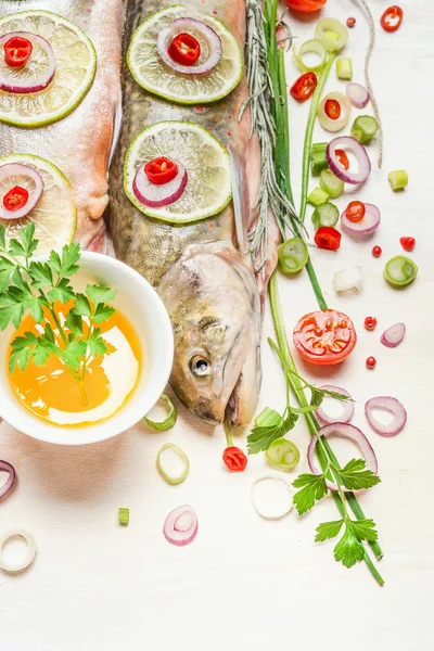 Peixe fresco com ingredientes de cozinha — Fotografia de Stock