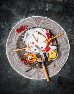 Camembert peyniri ve somun