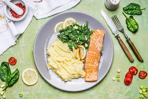 Salmão com espinafre e purê de batatas — Fotografia de Stock