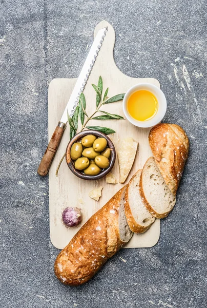 Olive in ciotola con baguette — Foto Stock