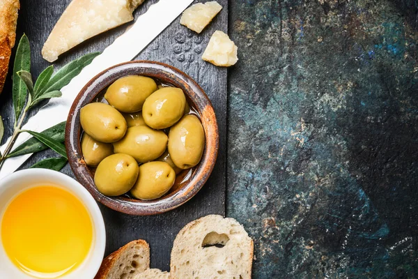 Olivy v misce s bagetou — Stock fotografie