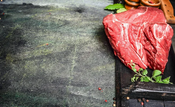 Surowy wołowiny z składniki do gotowania — Zdjęcie stockowe