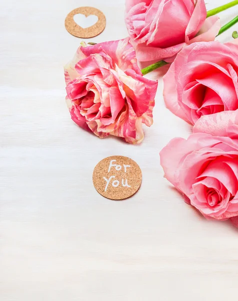 Rosas rosadas y presentes — Foto de Stock