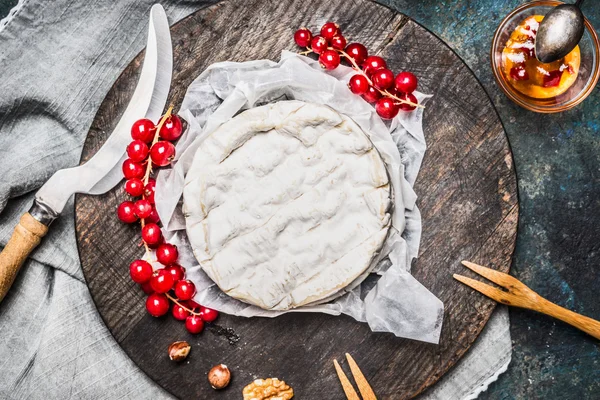 Camembert cheese and redcurrant — Stock Photo, Image