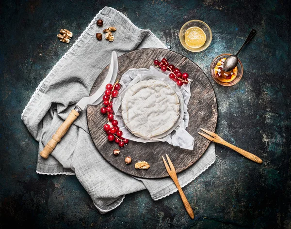 Camembert ost och röda vinbär — Stockfoto