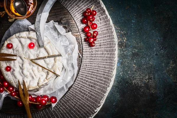 Camembert ost och röda vinbär — Stockfoto