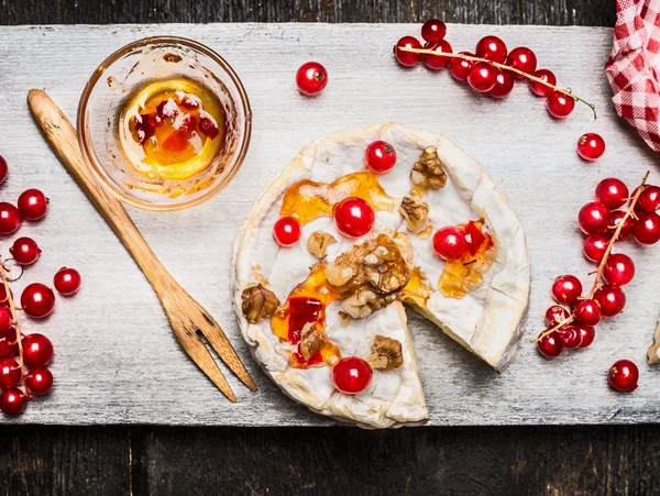 Sýr Camembert a červený rybíz — Stock fotografie