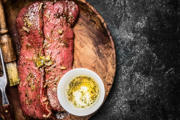 Filé de cordeiro fresco a ser marinado — Fotografia de Stock