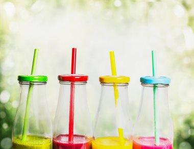 Renkli smoothies şişelerde