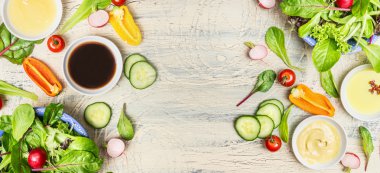 Taze sağlıklı salata sosu ile