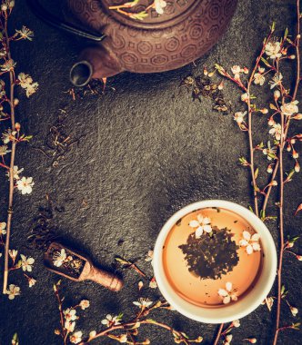 Yasemin ile dökülen yeşil çay