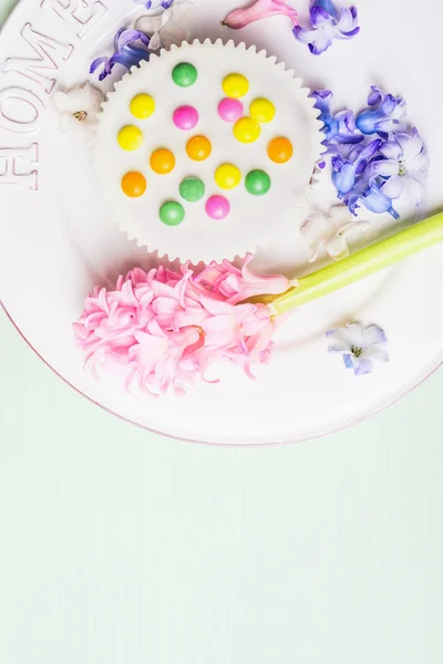 Festive cake with hyacinths flowers — Stock Photo, Image