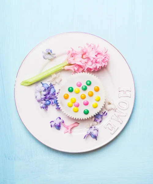 Festive cake with hyacinths flowers — Stock Photo, Image