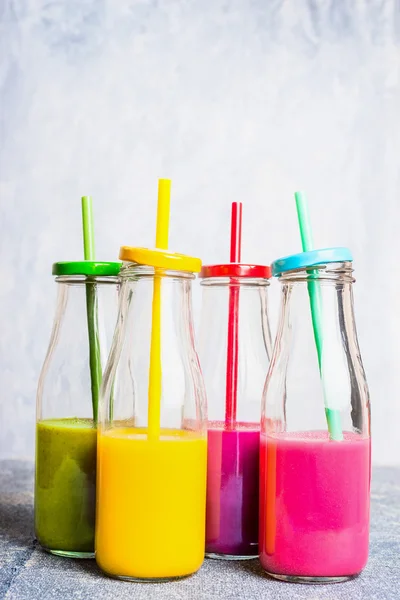 Kolorowe koktajle w butelkach — Zdjęcie stockowe