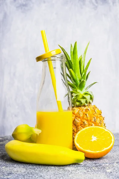 Yellow smoothie i owoców tropikalnych — Zdjęcie stockowe