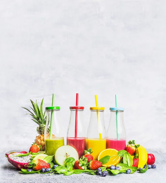 Smoothies with fruit ingredients — Stock Photo, Image