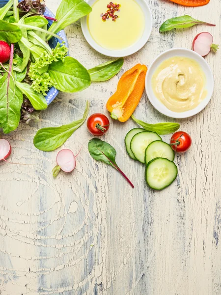 Frischer gesunder Salat mit Dressing — Stockfoto