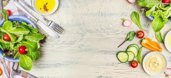 Taze sağlıklı salata sosu ile