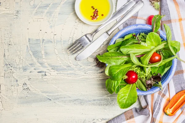 Ensalada fresca y saludable con aderezo — Foto de Stock