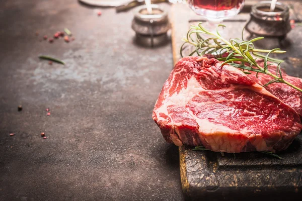 Rauwe biefstuk met koken van ingrediënten — Stockfoto