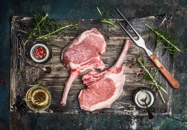 Стейки зі свинини нарізати кухонними інгредієнтами — стокове фото
