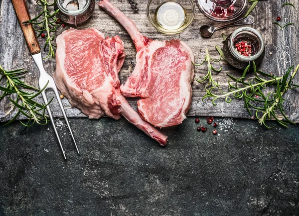 Bifes de costeleta de porco com ingredientes de cozinha — Fotografia de Stock