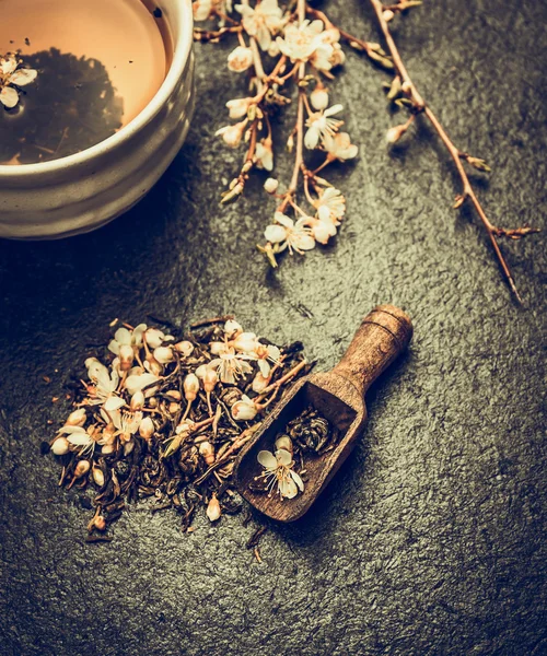 Rozlana herbata zielona z jasmine — Zdjęcie stockowe