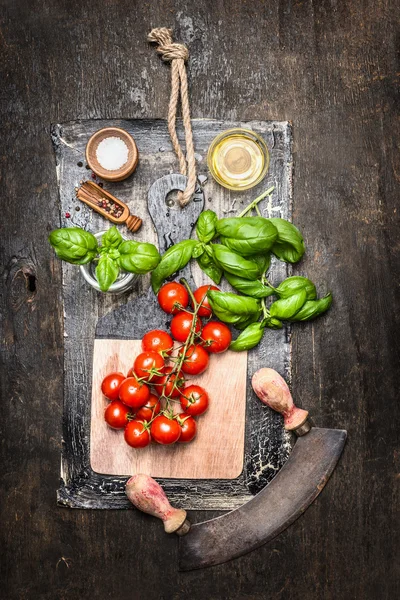 Вишневі помідори з приготуванням інгредієнтів — стокове фото