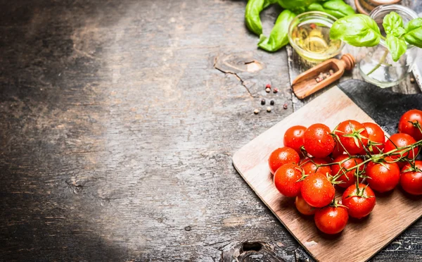 Tomates cherry con ingredientes para cocinar — Foto de Stock