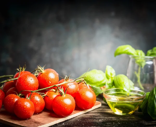 Tomates cherry con ingredientes para cocinar — Foto de Stock