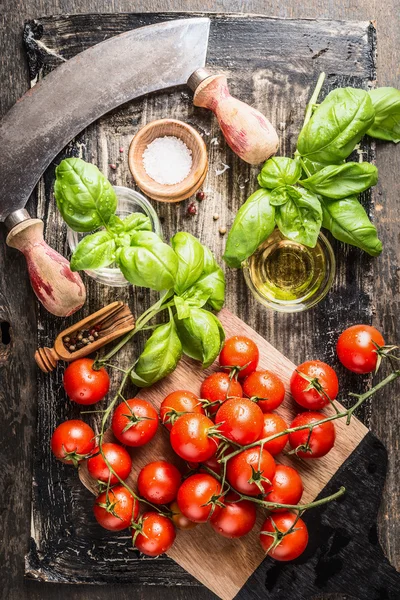 Tomates cereja com ingredientes de cozinha — Fotografia de Stock