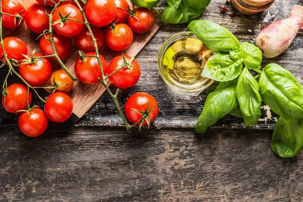 Italské těstoviny s omáčkou Ingredience — Stock fotografie